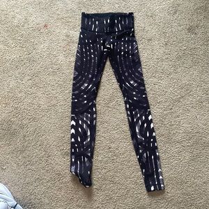 Lulu lemon size 2 black and white patterned leggings